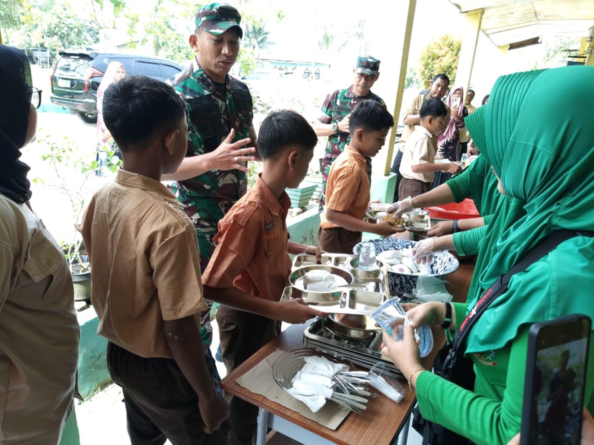 Sinergitas TNI-Polri, Polres Sergai Gelar Makan Siang Gratis Anak Sekolah Dasar