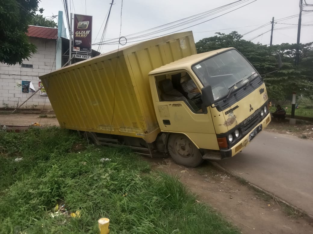 Bekas Galian Pipa PDAM Indramayu Amblas, Mobil Boks Terperosok Hampir Terguling di Sukareja Balongan