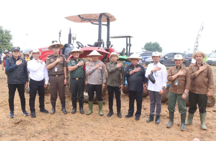 Program Asta Cita Presiden, Polres Indramayu Ikut Sukseskan Penanaman Jagung Nasional