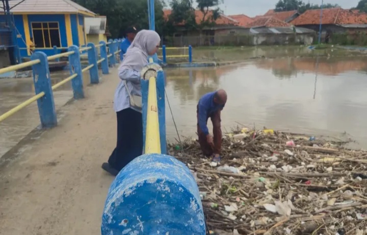 Antisipasi Banjir, Camat Pasekan Pantau Debit Air di Bendungan Karet Brondong
