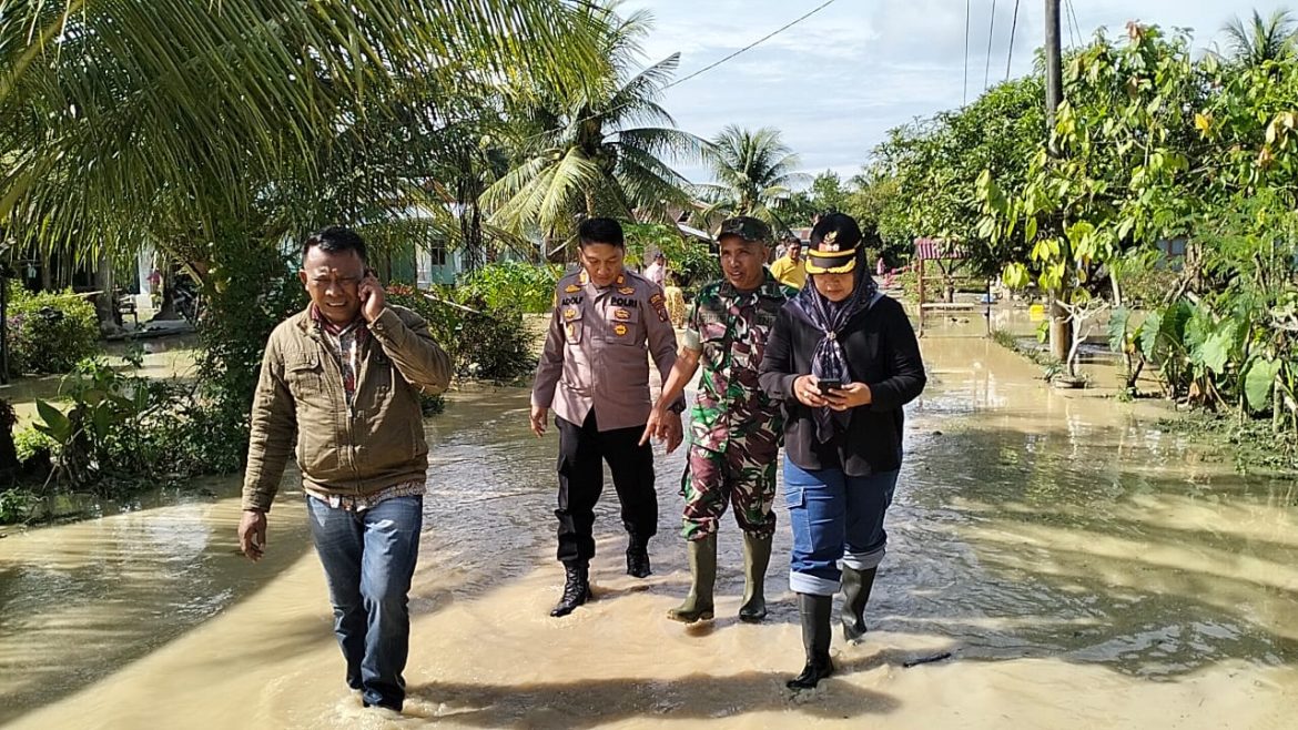 Kapolsek Dolok Masihul AKP Adolf P. Purba, S.H Turun Langsung Bantu Korban Banjir