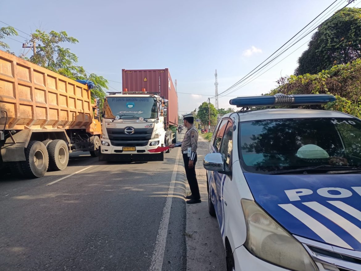 Sat Lantas Polres Batu Bara Patroli Kibas Bendera di Jalinsum