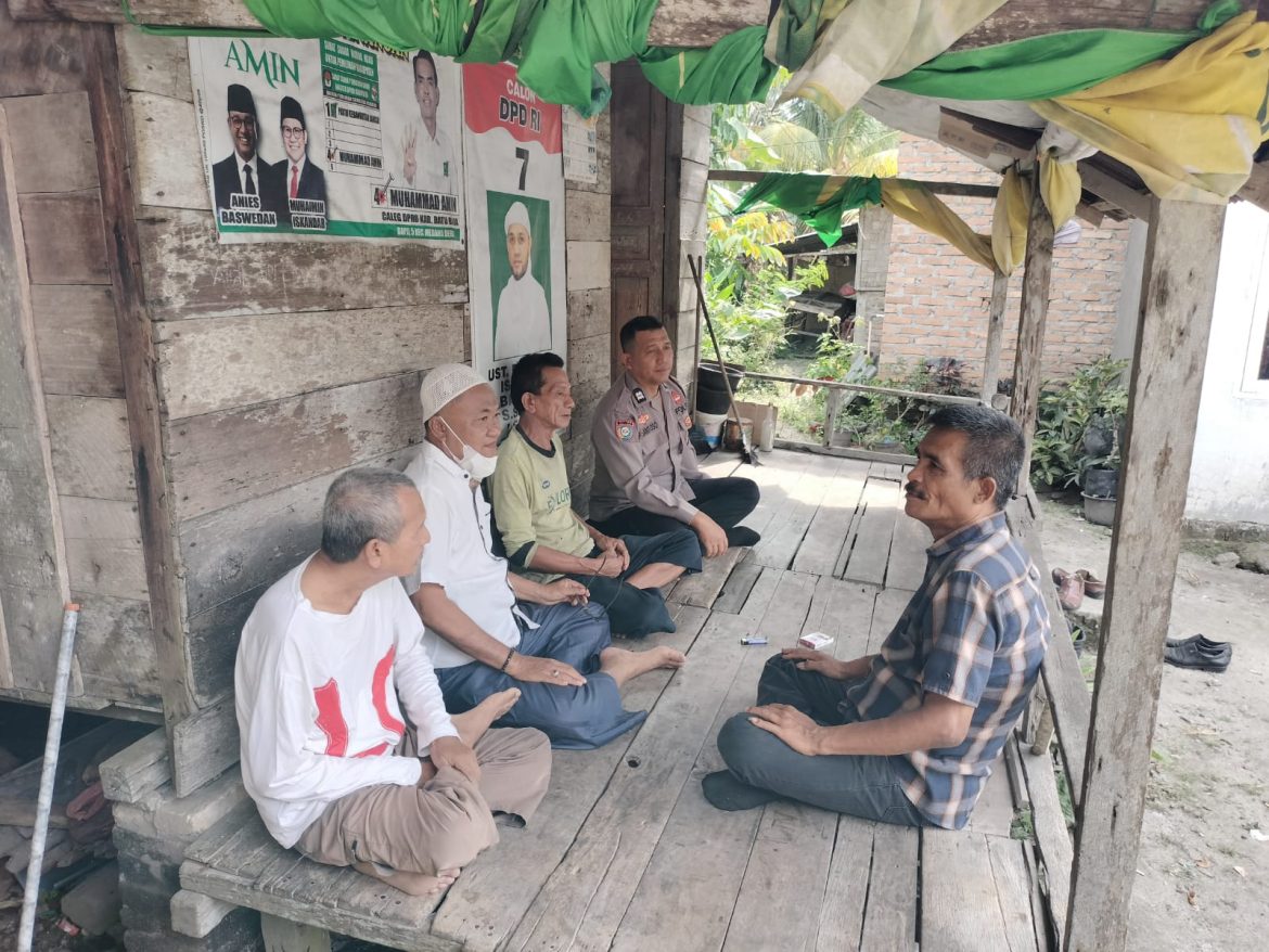 Kasi Humas Polres Batu Bara Sampaikan Bantuan Sembako Warga Kurang Mampu