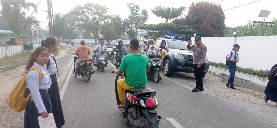 Personil Polsek Labuhan Ruku Pengaturan Arus Lalulintas.