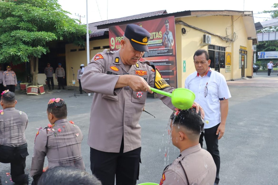 Kapolres Tebing Tinggi Sambut 10 Bintara Remaja Dengan Siraman Tradisi