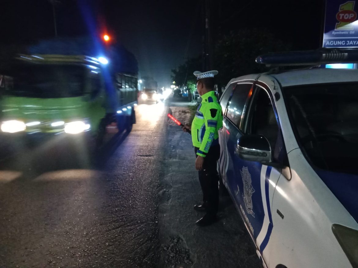 Pastikan Lancar, Sat Lantas Polres Batu Bara Patroli Blue Light di Jalinsum