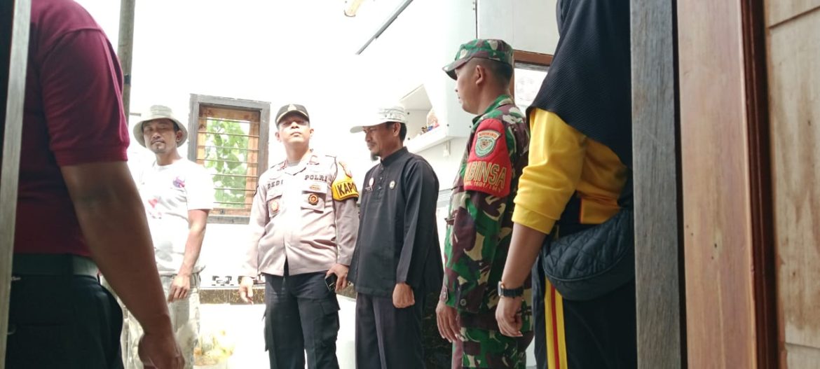 Gerak Cepat! Polsek Balongan Tangani Bencana Angin Kencang di Wilayahnya
