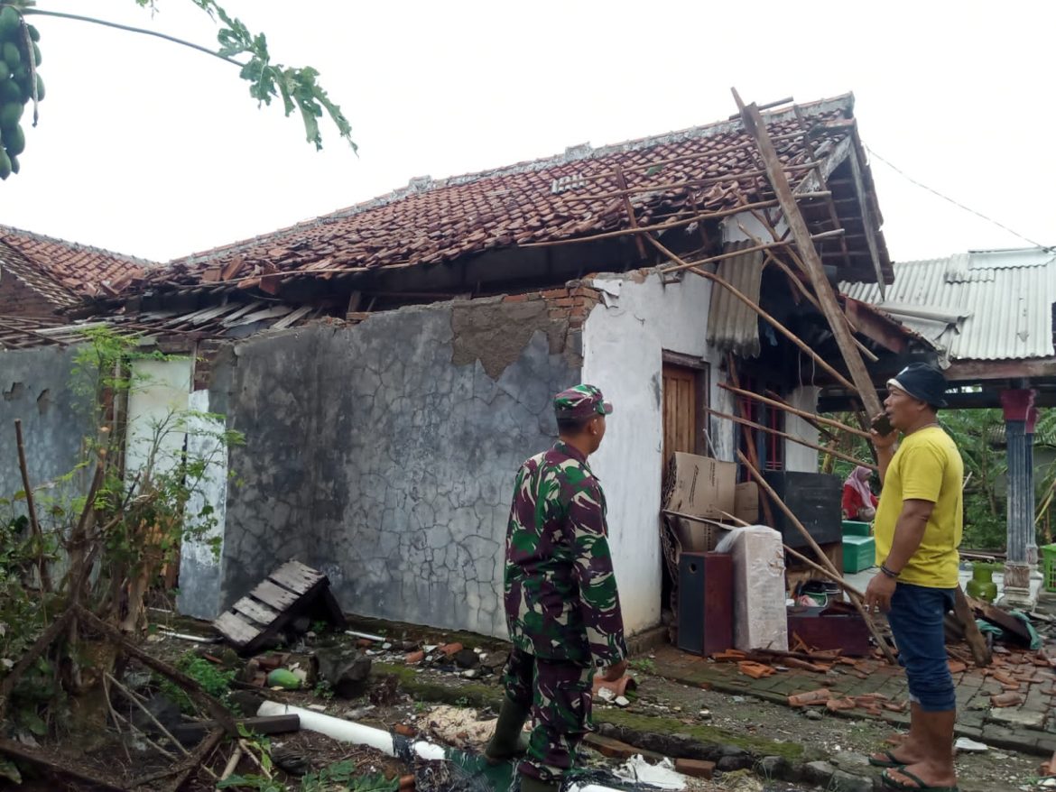 Hujan Deras Disertai Angin Kencang, Babinsa Koramil 1601/Indramayu Beserta Warga Gotong Royong Bantu Korban