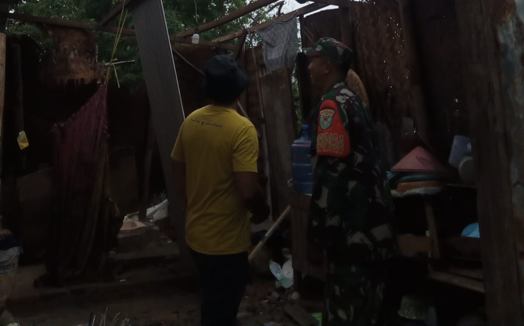 Respon Cepat Kuwu Desa Rawadalem Terhadap Rumah Warga yang Terkena Bencana Alam Angin Kencang