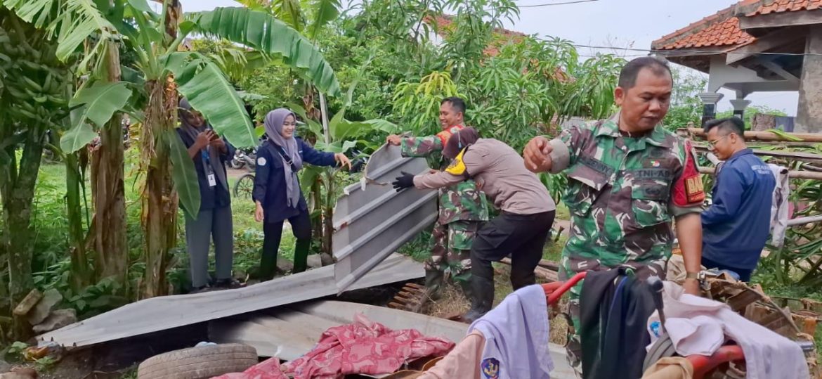 Polsek Balongan Bantu Warga Terdampak Musibah Angin Kencang Disertai Hujan Deras
