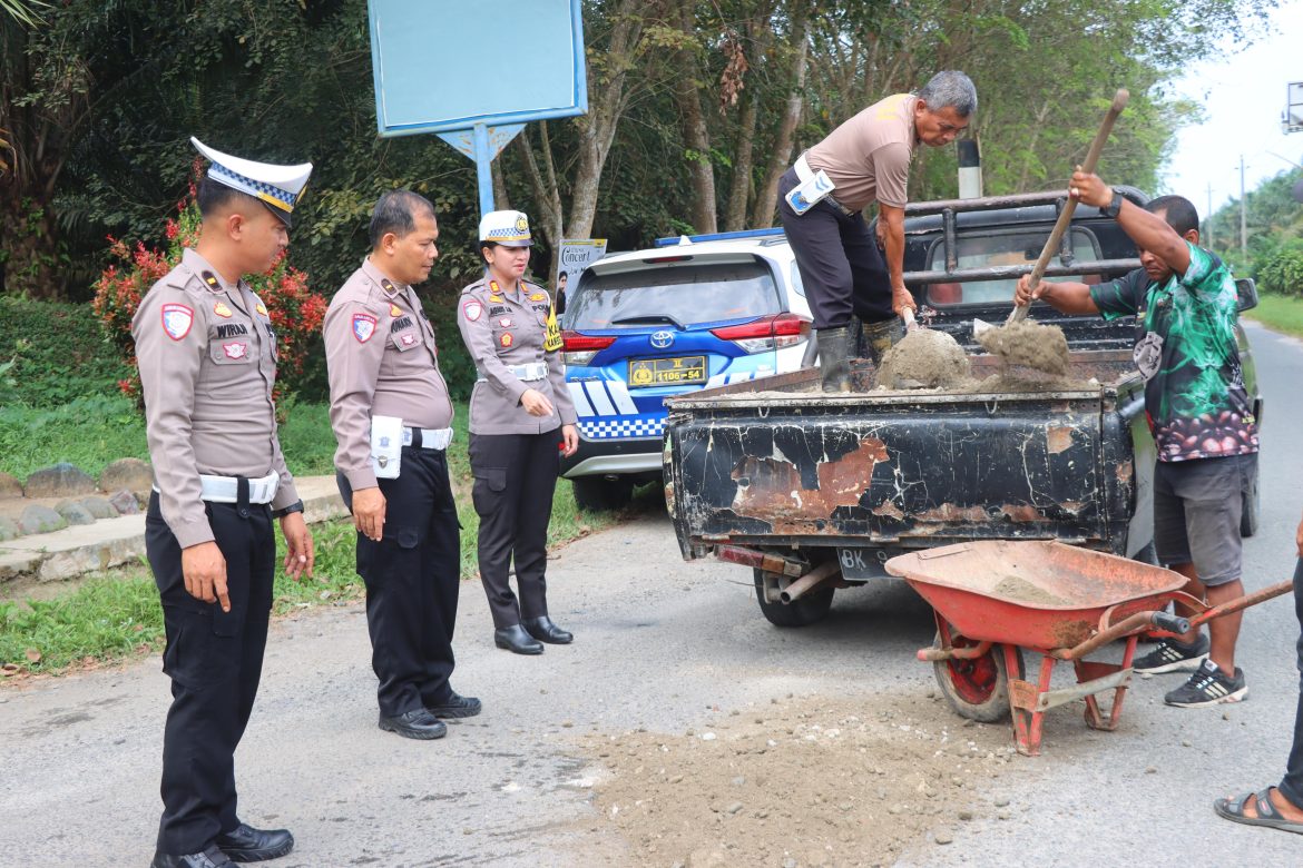 Sat Lantas Polres Batubara Tutupi Jalan Berlubang