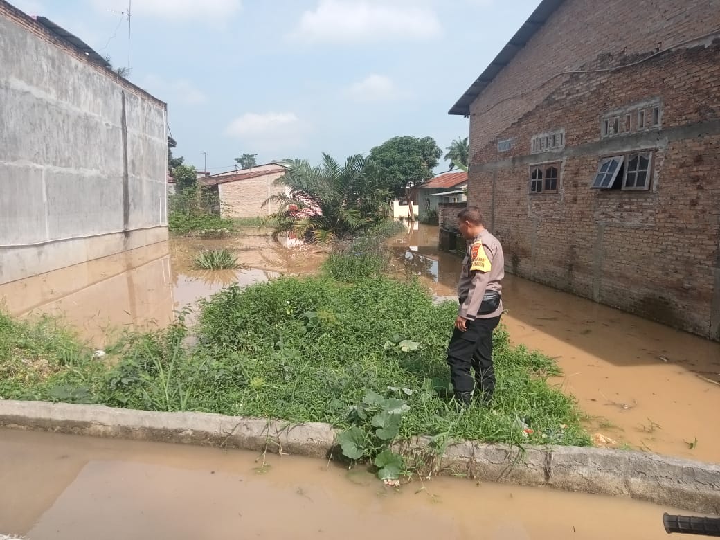 Polsek Rambutan Pengecekan Banjir di Beberapa Lokasi