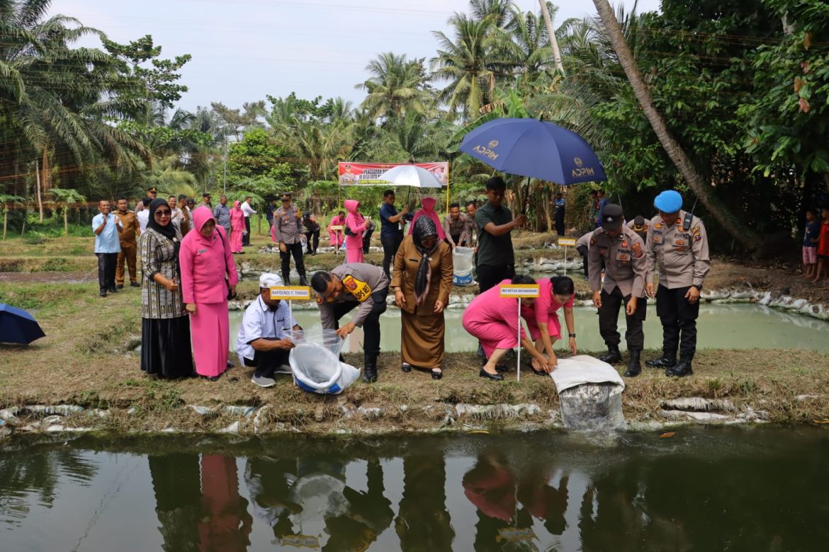 Dukung Ketahanan Pangan, Kapolres Tebing Tinggi Tabur Benih Ikan Lele di Desa Kuta Baru