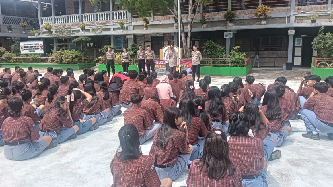 Sat Binmas Polres Tebing Tinggi Sosialisasi Penerimaan Polri di SMA Katolik Cinta Kasih