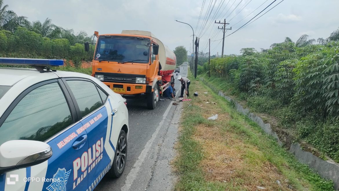 Respon Cepat Satlantas Polres Batu Bara Evakuasi Truk Rusak di Tanjakan Jalinsum