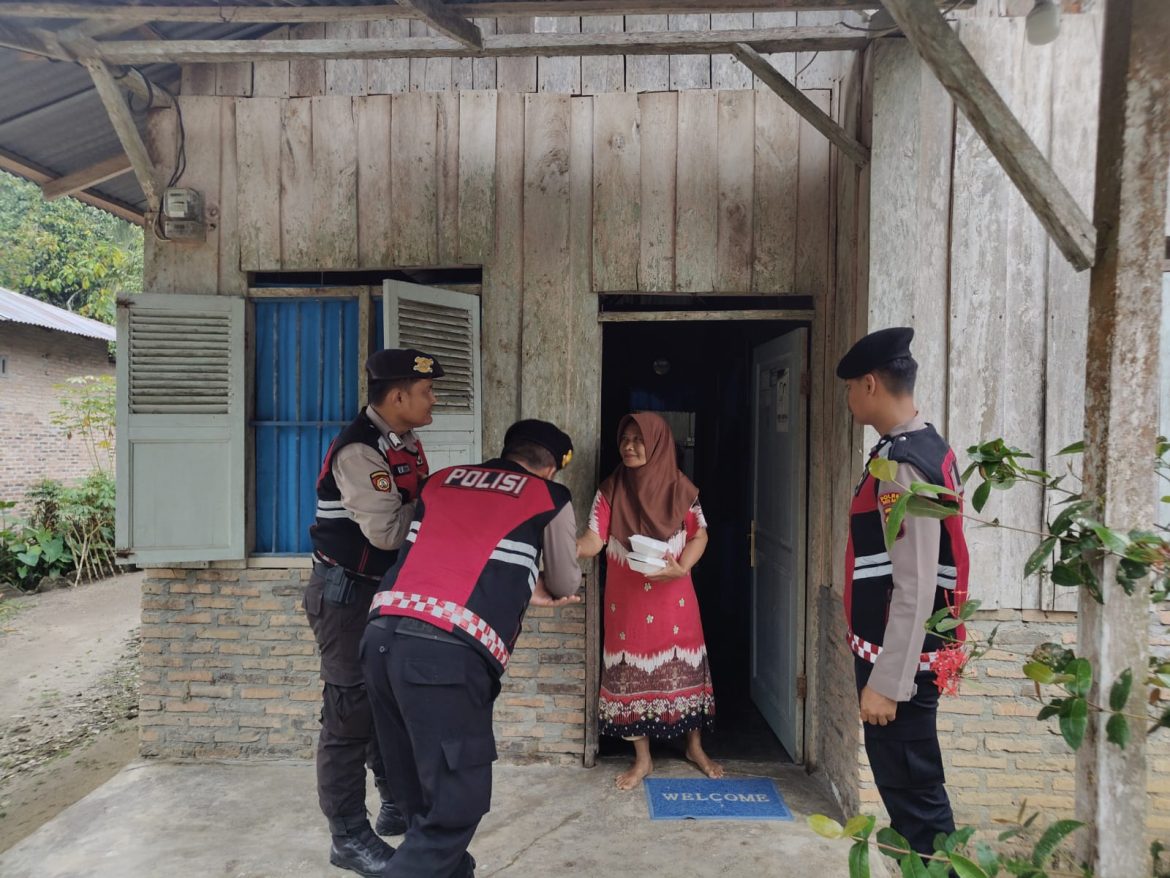 Sat Samapta Polres Batu Bara Jumat Berkah, Bagikan Makanan ke Warga Kurang Mampu