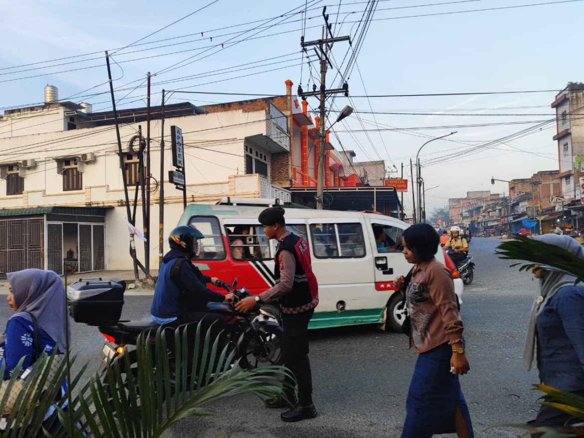 Sat Samapta Polres Batubara Gatur Lalu Lintas di Pasar Lima Puluh dan Padat Penduduk