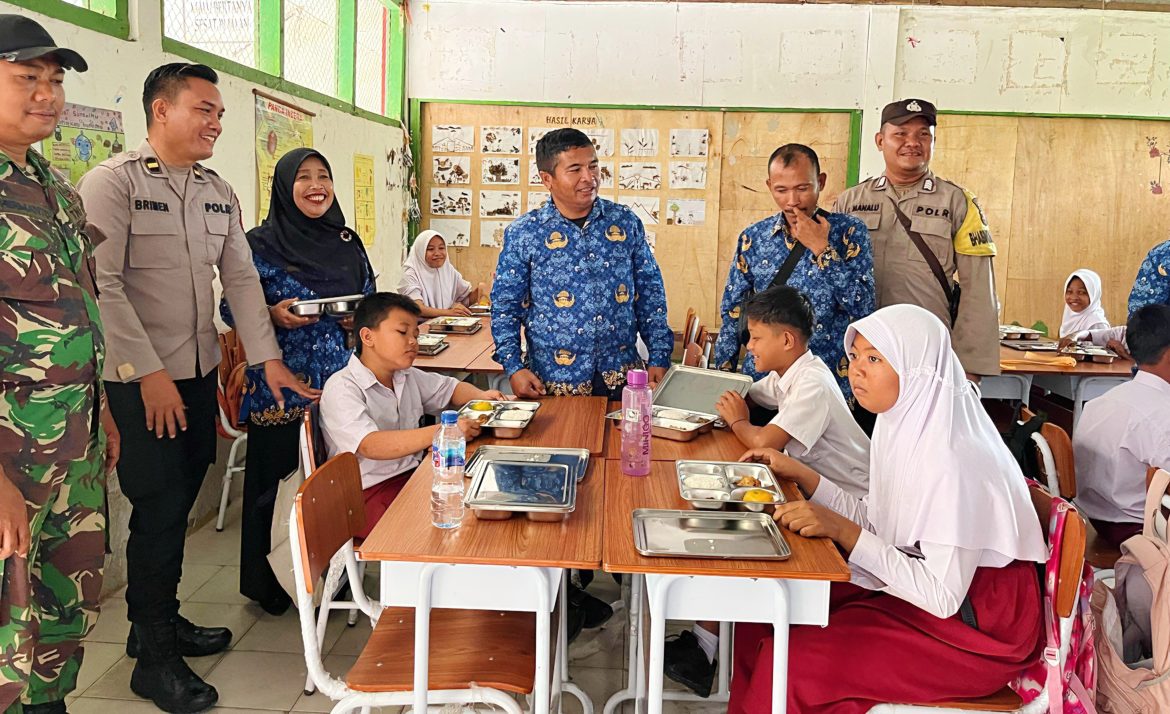Polres Sergai Dampingi Peninjauan Perdana Makan Bergizi Gratis