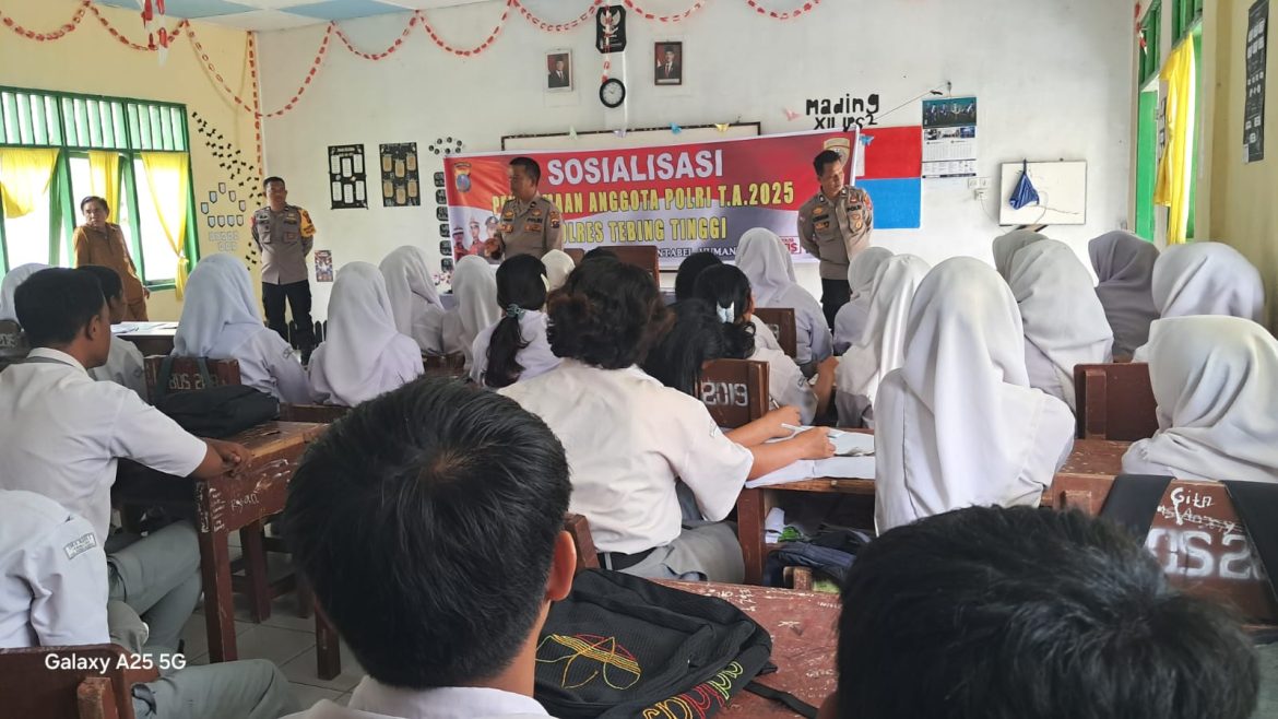Sat Binmas Polres Tebing Tinggi Sosialisasi Penerimaan Polri di SMA N 1 Paya Lombang