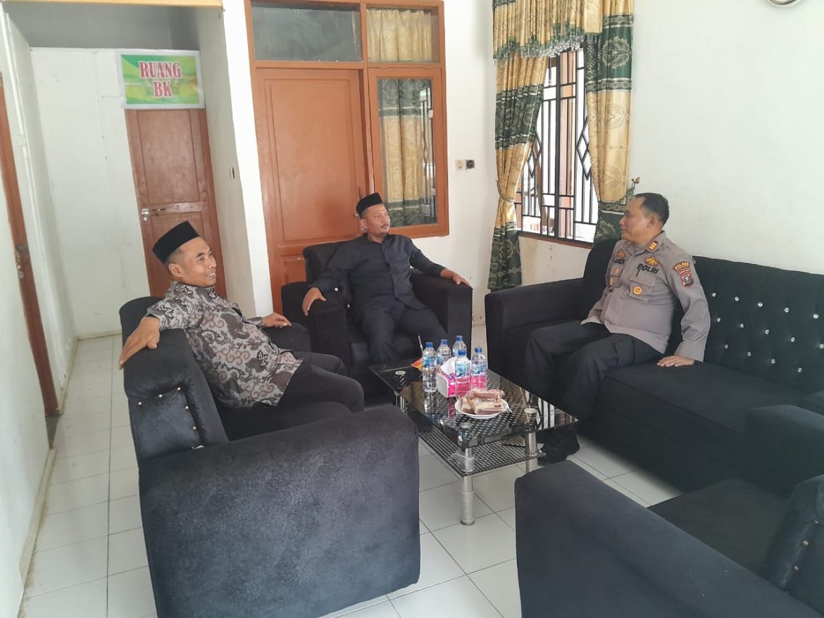 Kapolsek Firdaus AKP Andi Sujendral Kunjungi Ponpes Darul Mukhlisin Jelang Ramadhan