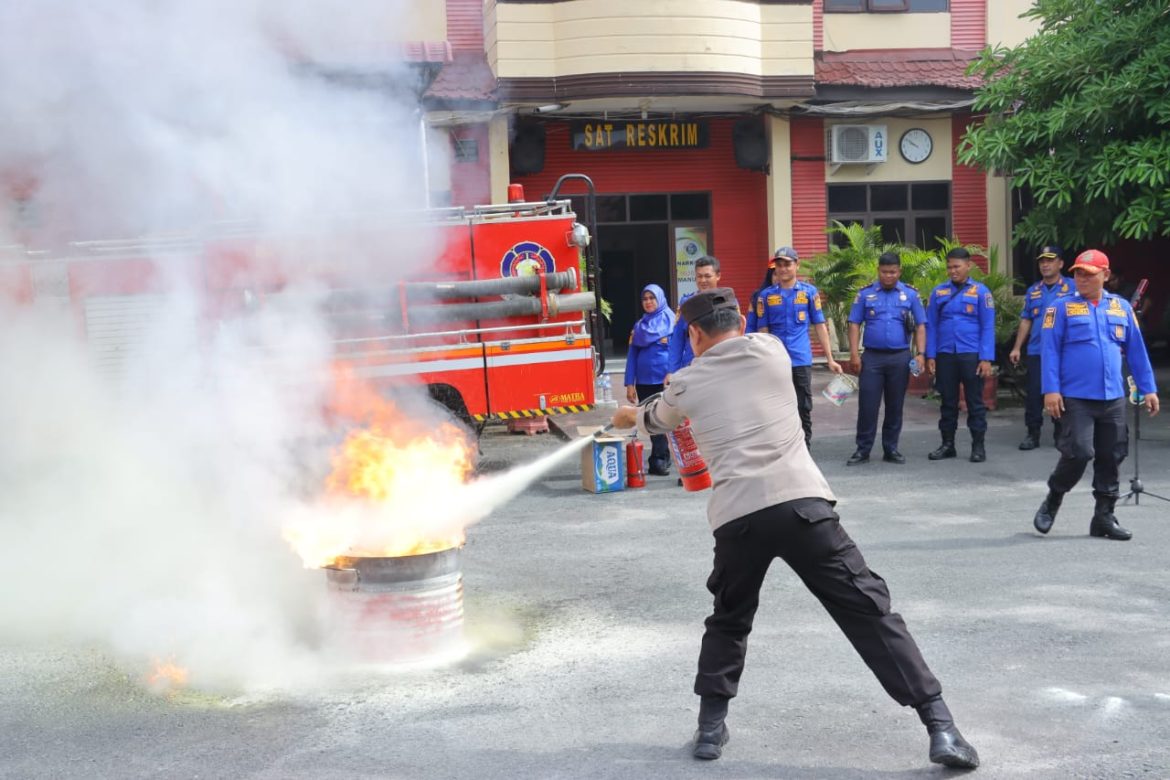 Polres Tebing Tinggi Sosialisasi Pemadaman Api Bersama Dinas Damkar