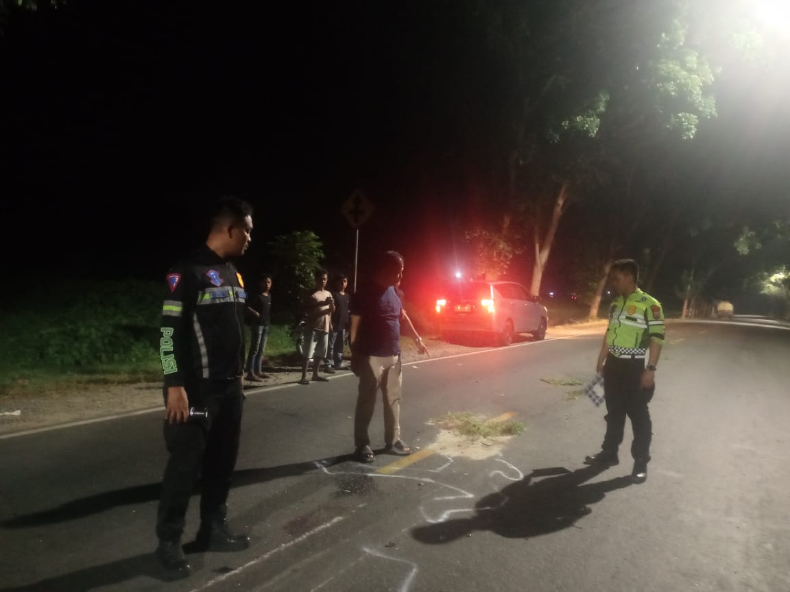Sat Lantas Polres Batu Bara Olah TKP Truk Tabrak Pemotor
