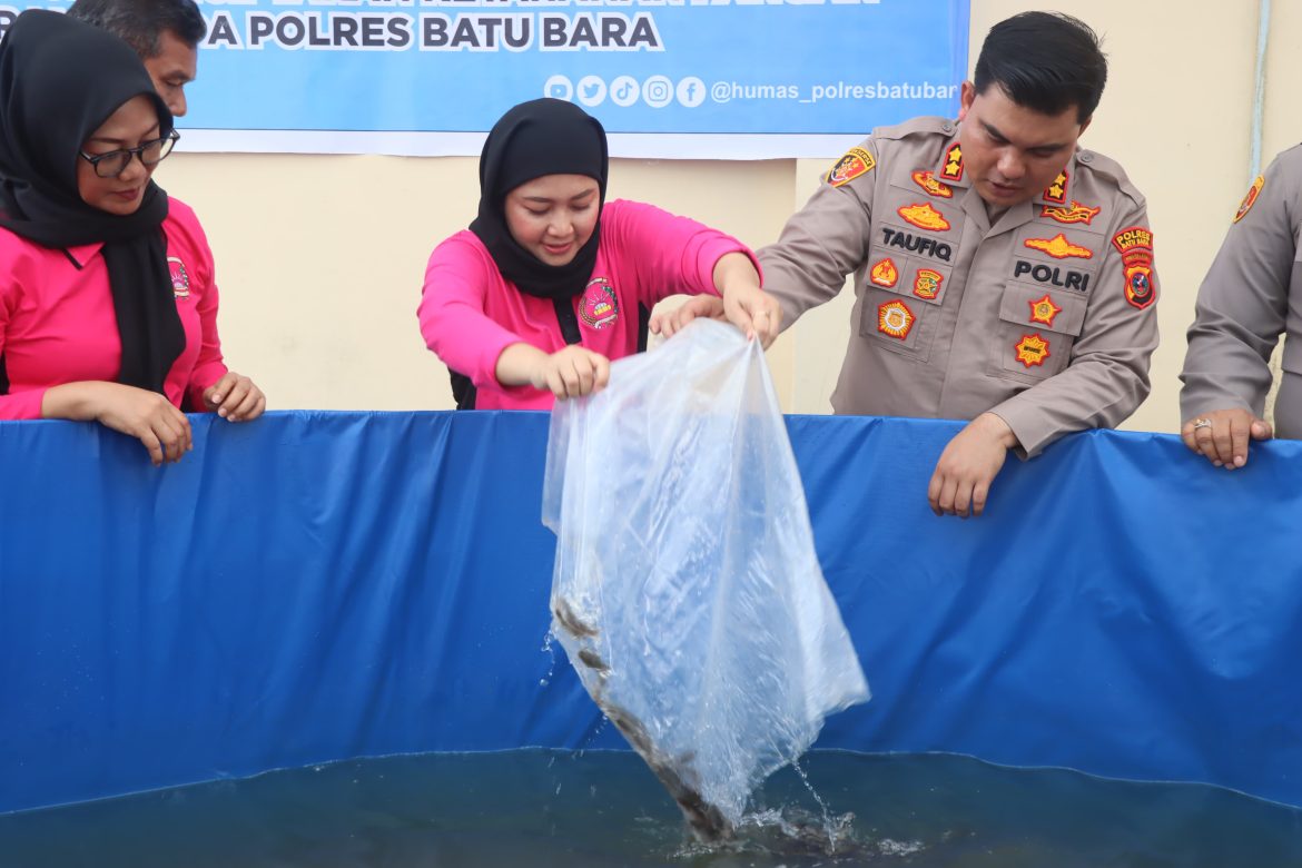 Polres Batu Bara bersama Bhayangkari Tabur Benih Ikan Lele dan Gurami