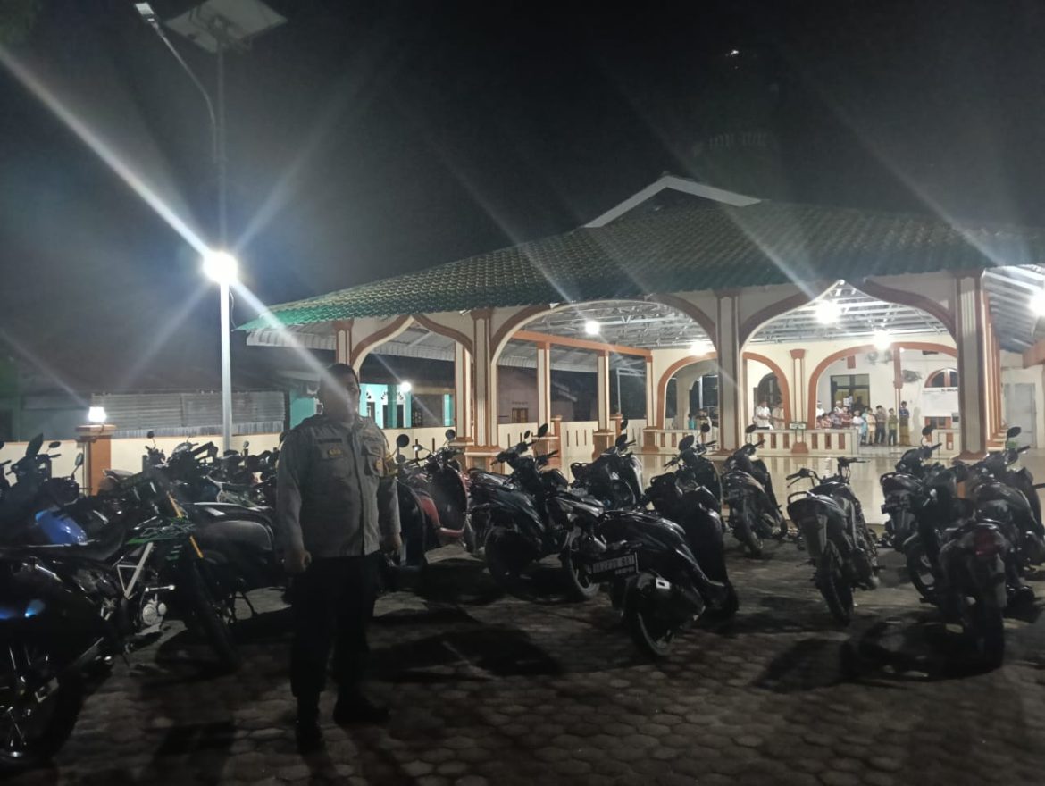 Polsek Lima Puluh Pengamanan Tarawih di Mesjid AL-Ikhlas