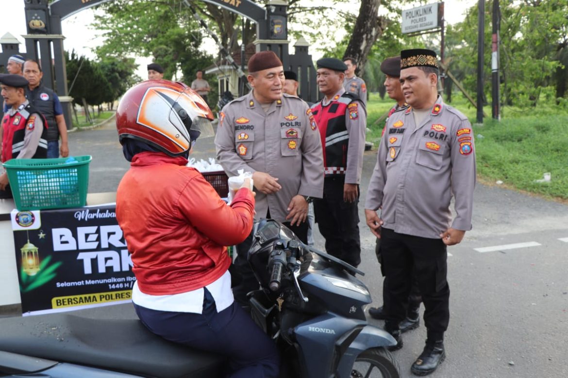 Ramadhan Ke-4, Polres Sergai Berbagi 100 Bungkus Takjil Kepada Pengguna Jalan
