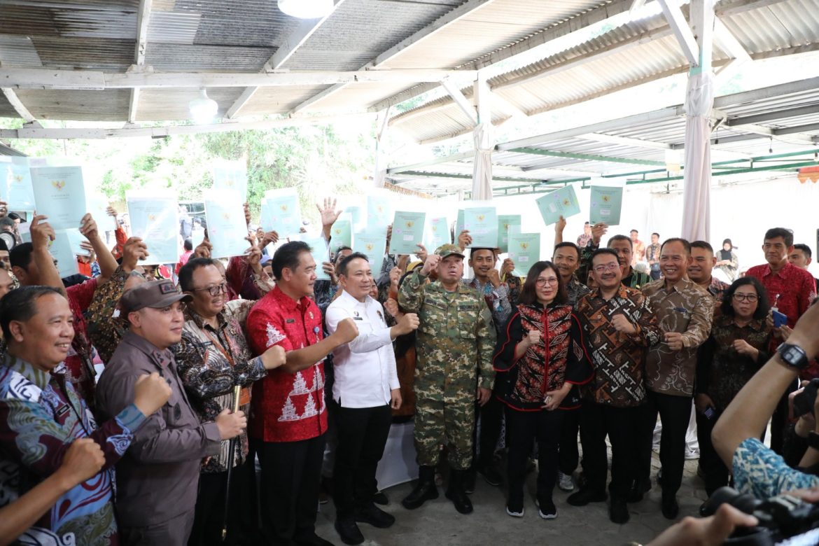 Serahkan 965 Sertipikat Konsolidasi Tanah di Jawa Tengah, Menteri Nusron: Tanah Harus Punya Fungsi Sosial