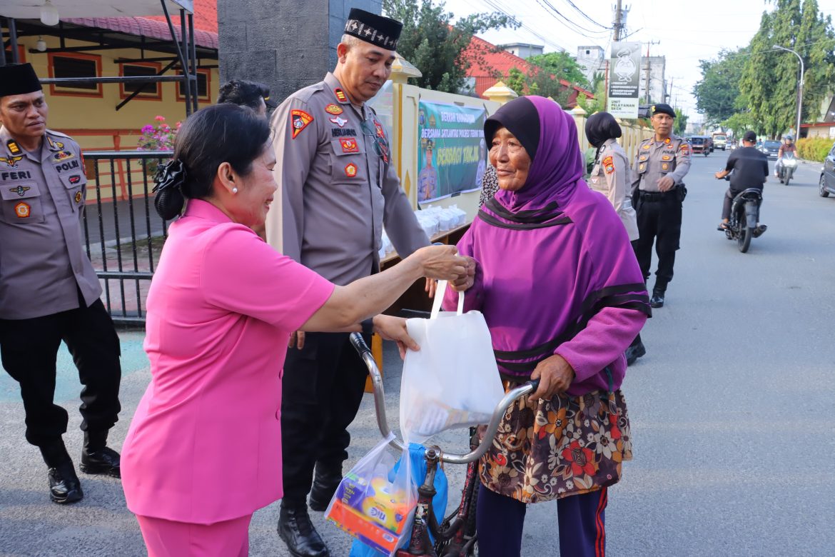 Kapolres Tebing Tinggi dan Bhayangkari Bagikan Takjil di Bulan Ramadhan