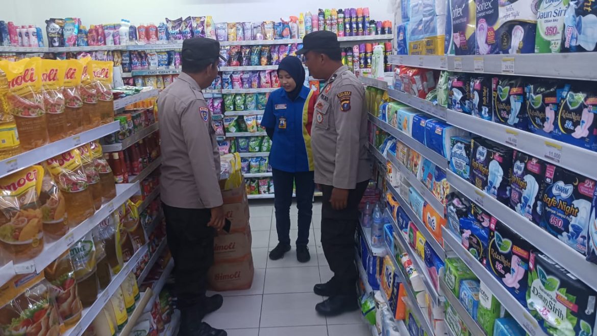 Sambangi Indomaret, Personel Polres Tebing Tinggi Ingatkan Karyawan Jaga Keamanan