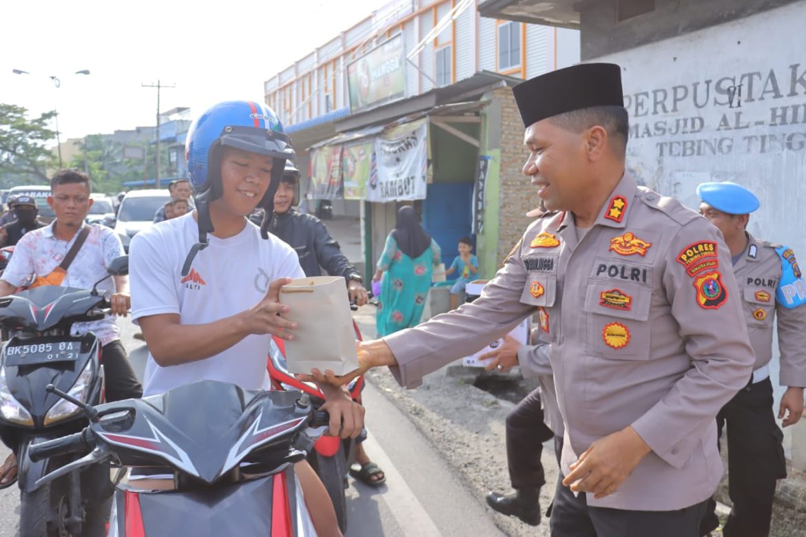 Kapolres Tebing Tinggi Bakti Sosial Bersihkan Mesjid dan Berbagi Takjil
