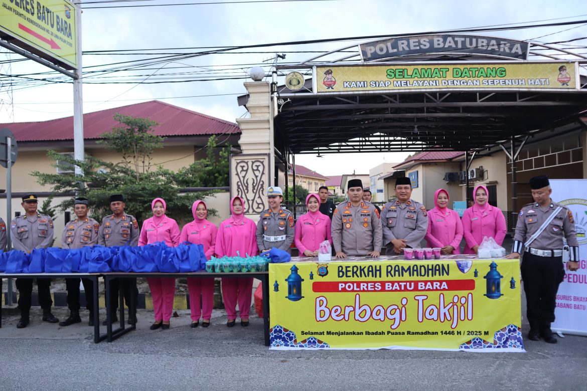 Sepekan Ramadhan, Kapolres Batu Bara Eksis Bagikan Takjil Berbuka Kepada Masyarakat