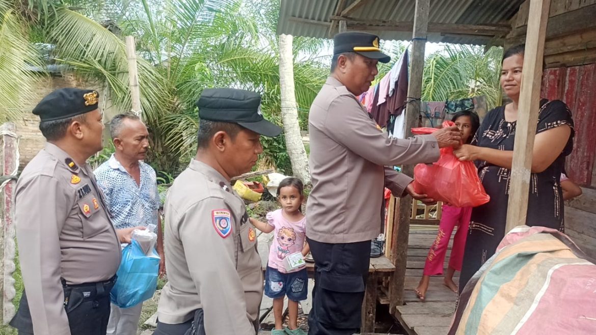 Ramadhan Suci, Polsek Labuhan Ruku Berbagi Takjil Kepada Masyarakat