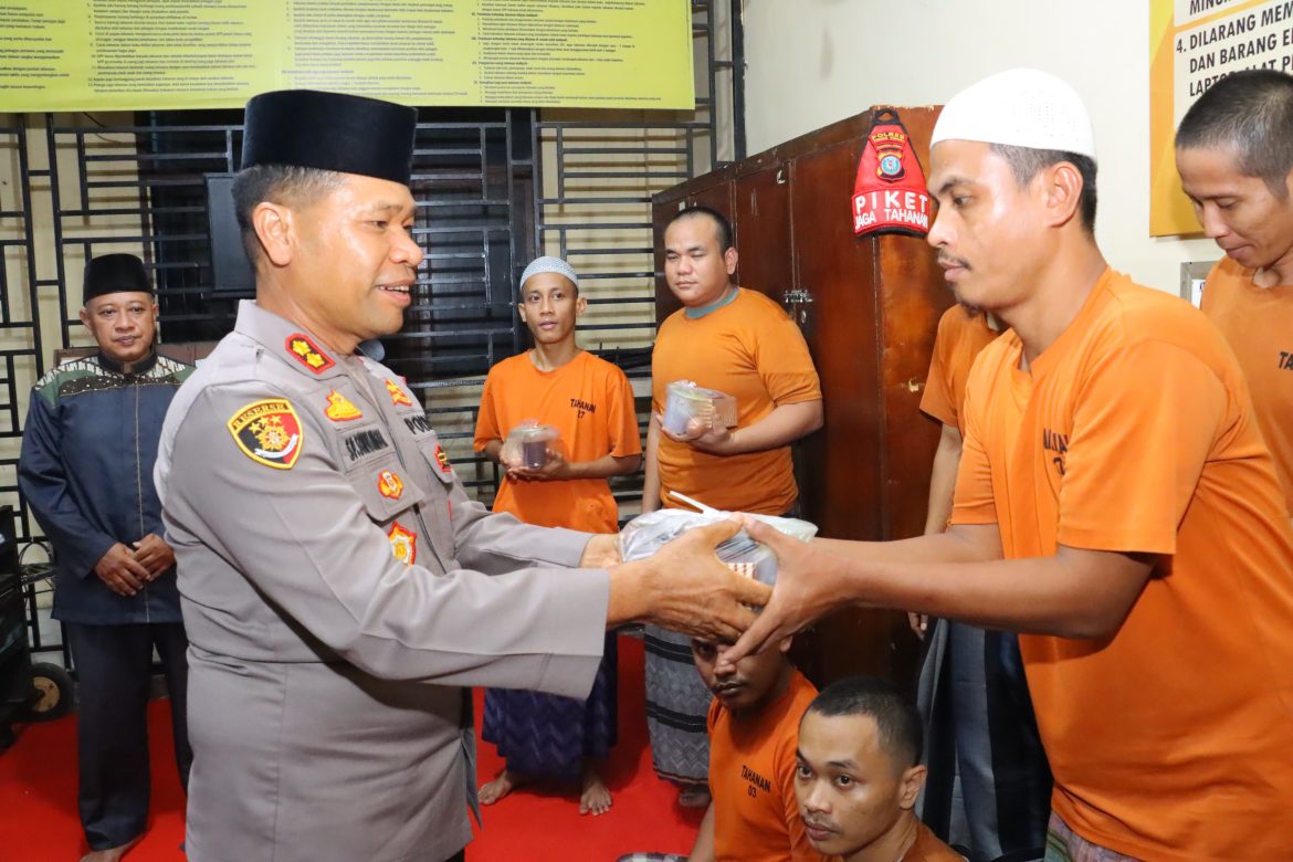 Wujud Kepedulian Ramadhan, Kapolres Tebing Tinggi Buka Puasa Bersama Tahanan