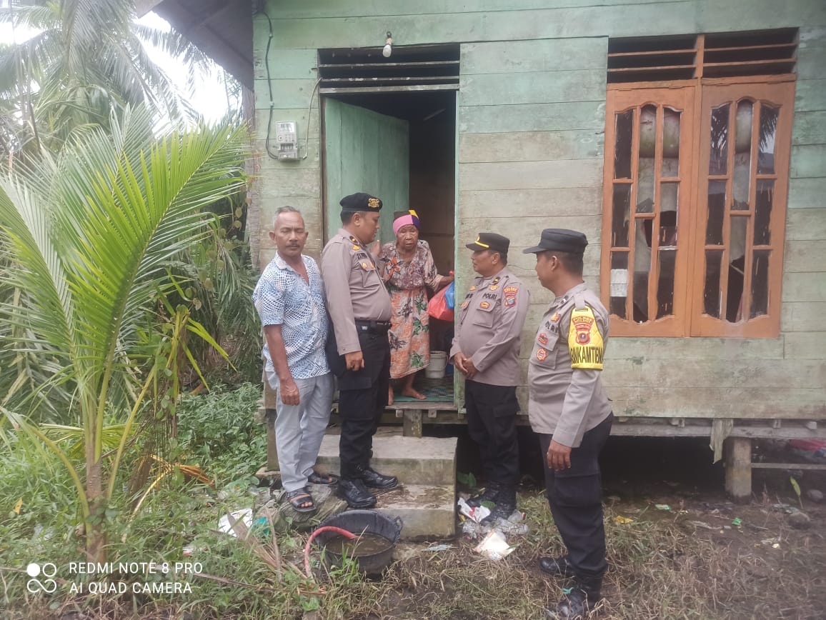 Kapolsek Labuhan Ruku Door to Door Bagikan Takjil Berbuka Puasa