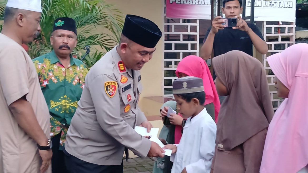 Kapolsek Perbaungan AKP S. Gurusinga, S.H Berikan Tali Asih Kaum Dhuafa dan Anak Yatim