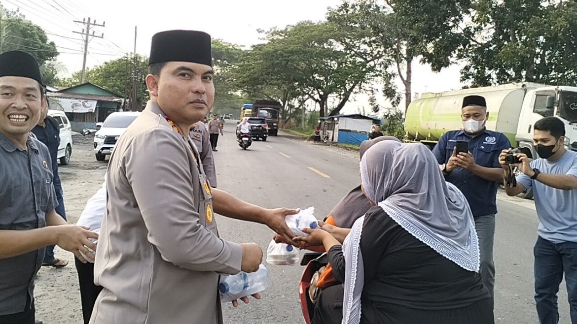 Kapolres Batu Bara AKBP Taufik Hidayat Thayeb, S.H, S.Ik bersama Polsek Lima Puluh Berbagi Takjil