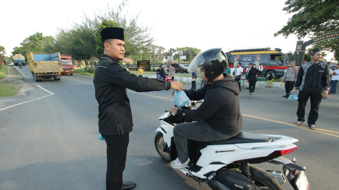 Tebar Kebaikan Ramadhan, Sat Intel, Sie Keu dan Humas Polres Sergai Berbagi 120 Paket Takjil