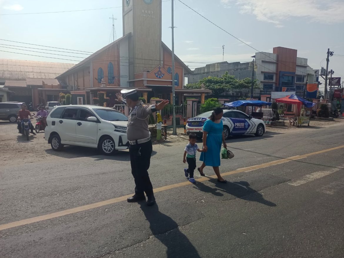 Sat Lantas Polres Batu Bara Patroli dan Pengamanan Ibadah Minggu di Gereja