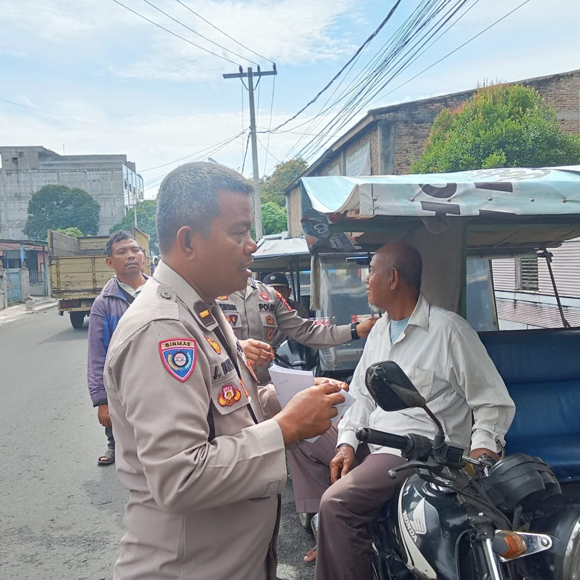 Sosialisasi Hot Line Mudik Polri 110, Polres Tebing Tinggi Bagikan Brosur kepada Masyarakat