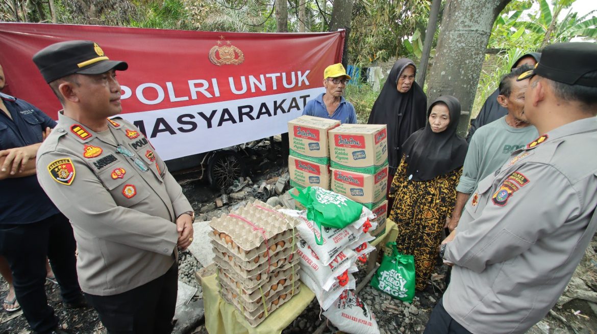 Kapolres Sergai bersama Kapolsek Perbaungan Ulurkan Tali Asih dan Sembako Korban Kebakaran Rumah