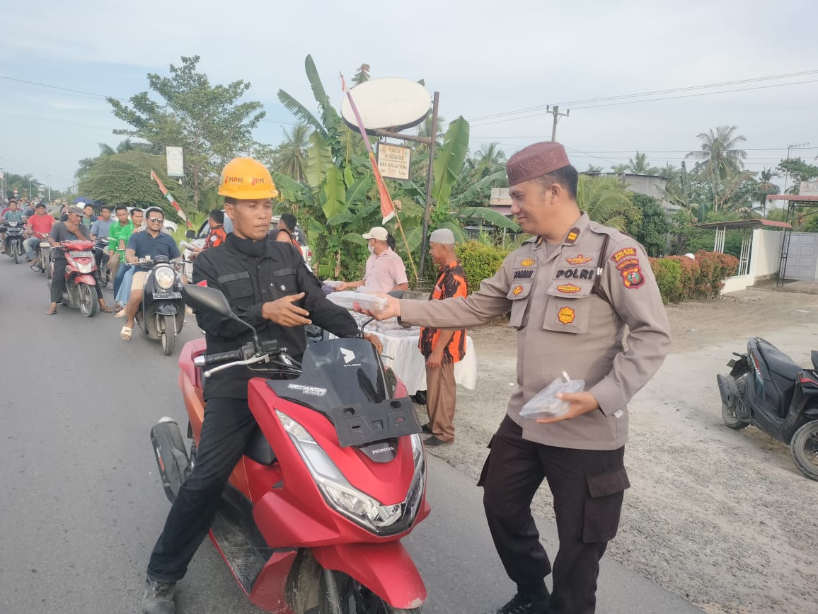 Plt. Kapolsek Medang Deras Iptu Ahmad Fahmi, S.H bersama Ketua PP Medang Deras Berbagi Takjil