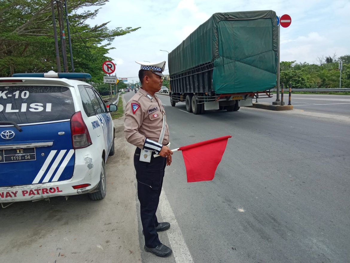 Pastikan Kelancaran Arus Lalulintas, Sat Lantas Polres Batu Bara Patroli Kibas Bendera
