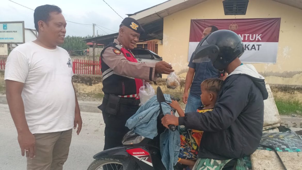 Berkah Ramadhan Polsek Medang Deras Berbagi Takjil