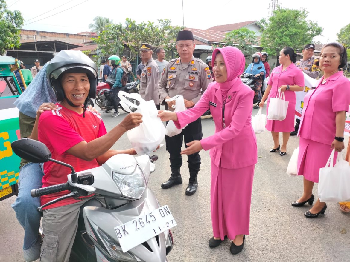 Jelang Berbuka Puasa, Kapolres Tebing Tinggi Bagikan Takjil kepada Warga