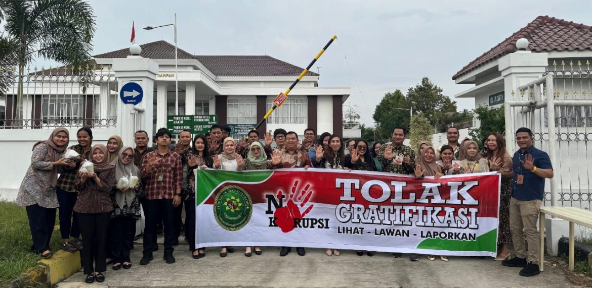 Public Campaign, Berbagi Takjil Hingga Berbuka Puasa Bersama Warga PN Sei Rampah