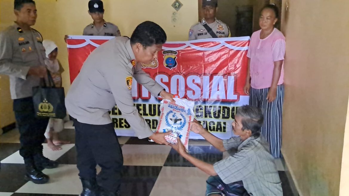 Jumat Berkah Ramadhan, Kapolsek Teluk Mengkudu AKP Desman Manalu, S.H Salurkan Bansos