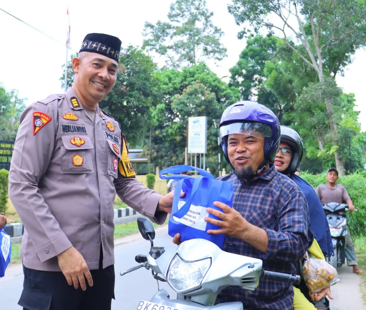 Pererat Silaturahmi di Bulan Ramadhan, Polres Tebing Tinggi Bagikan Takjil kepada Warga